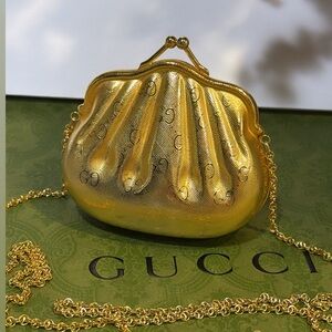 Gucci RARE VINTAGE gold shell clutch kisslock evening chain bag.
